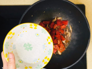 西红柿香菇汤,煸炒至西红柿出水，加一碗清水