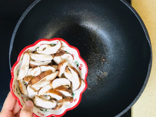 西红柿香菇汤,倒入香菇片，煸炒片刻