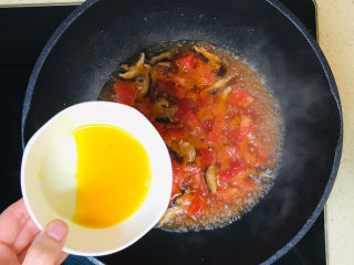 西红柿香菇汤,大火烧开后，淋入鸡蛋液