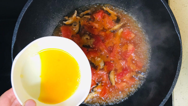 西红柿香菇汤,大火烧开后，淋入鸡蛋液
