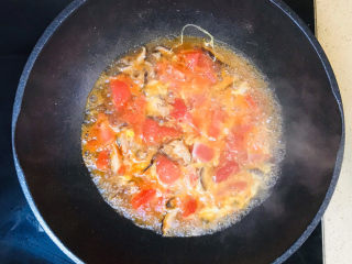 西红柿香菇汤,不要搅拌，继续大火烧开
