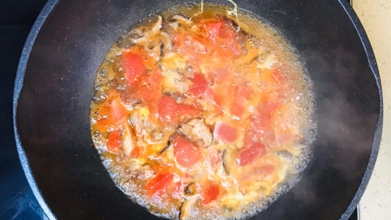 西红柿香菇汤,不要搅拌，继续大火烧开