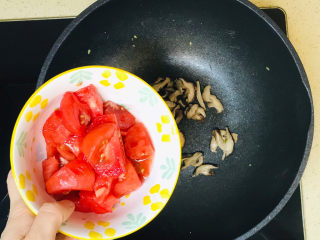 西红柿香菇汤,加入西红柿块