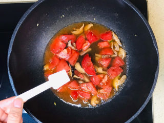 西红柿香菇汤,撒入盐调味