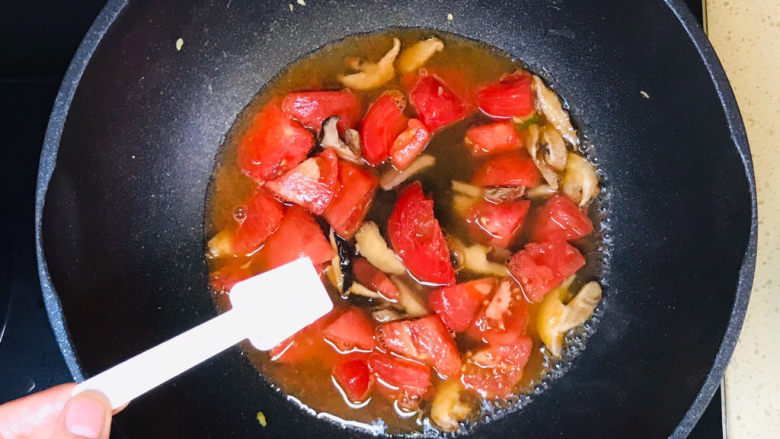 西红柿香菇汤,撒入盐调味