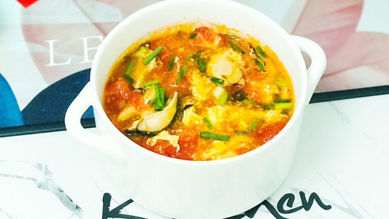 西红柿香菇汤,搭配一碗米饭，就是一顿美美的晚餐了