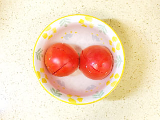 西红柿香菇汤,浇上开水，烫一下西红柿，大约烫一分钟，可以很简单地去掉西红柿皮
