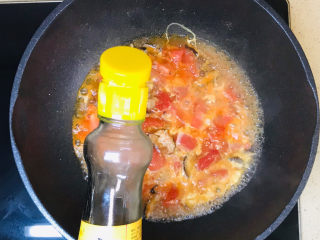 西红柿香菇汤,关火起锅前，淋入香油提香
