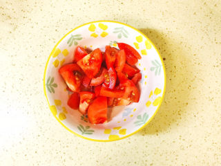 西红柿香菇汤,将去皮后的西红柿切块