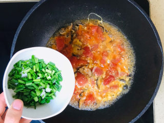 西红柿香菇汤,撒入葱花