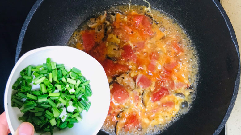 西红柿香菇汤,撒入葱花