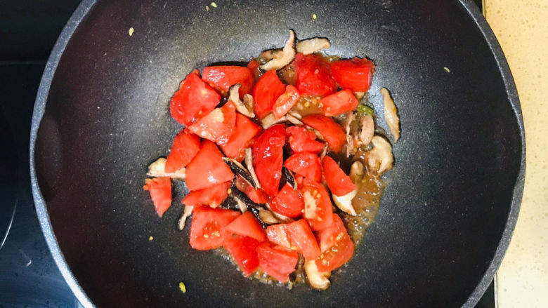 西红柿香菇汤,一起煸炒