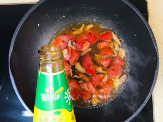 西红柿香菇汤,滴入蚝油提鲜
