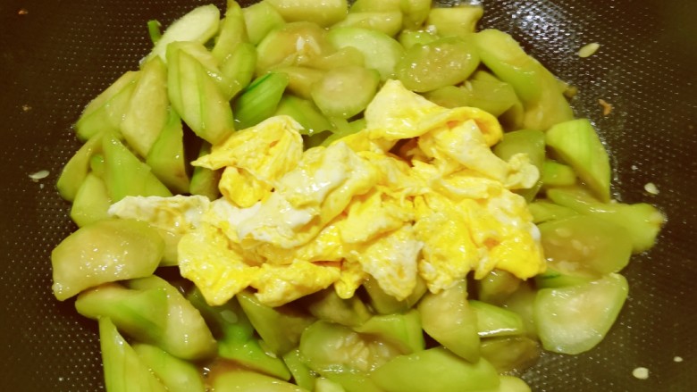 丝瓜炒蛋,放入炒好的鸡蛋，翻炒均匀。