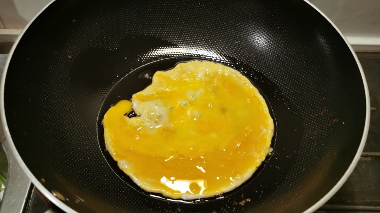 丝瓜炒蛋,起油锅放入食用油，油热后放入鸡蛋液。