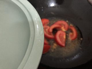 西红柿香菇汤,加入适量的水