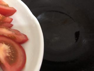 西红柿香菇汤,锅里烧干下油，油热下西红柿翻炒出汁