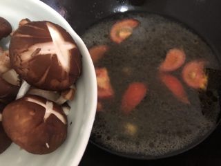 西红柿香菇汤,再加入香菇盖盖煮十分钟左右
