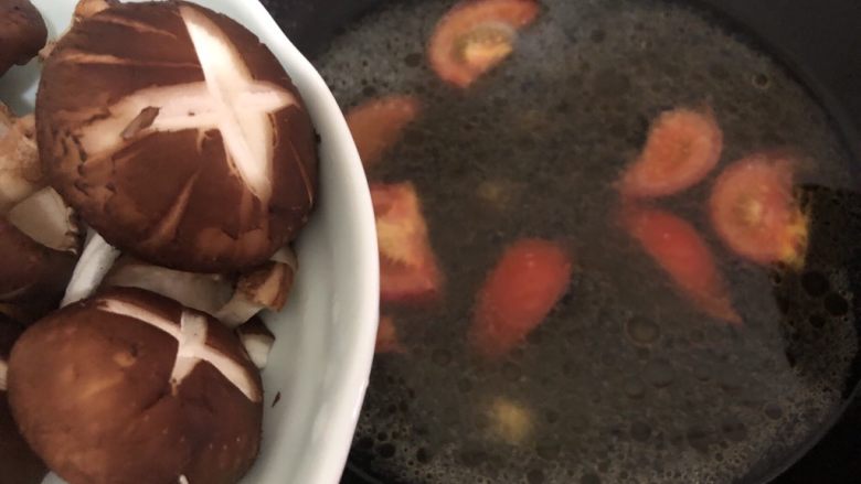 西红柿香菇汤,再加入香菇盖盖煮十分钟左右