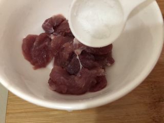西红柿香菇汤,装碗里加入少量盐