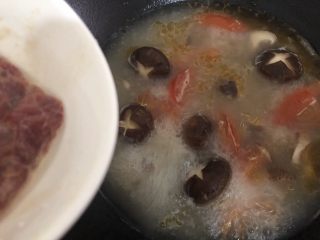 西红柿香菇汤,十分钟后下瘦肉，再加入少许盐、筷子搅一下
