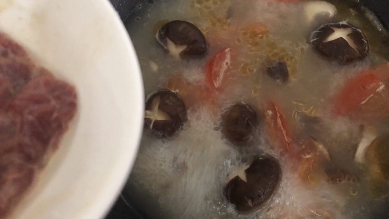 西红柿香菇汤,十分钟后下瘦肉，再加入少许盐、筷子搅一下