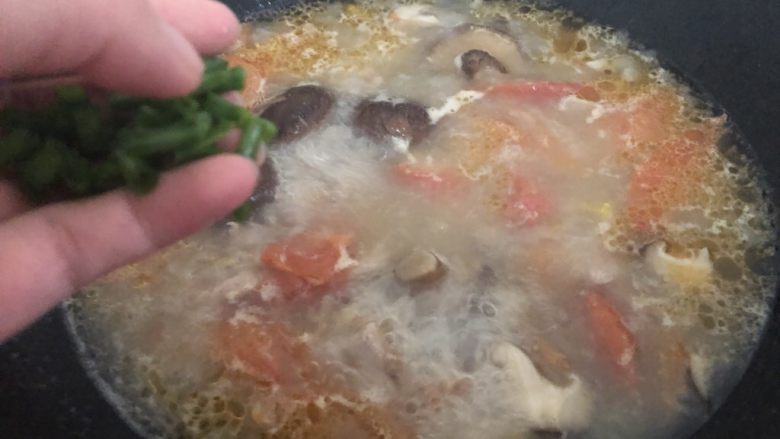 西红柿香菇汤,煮二分钟左右撒点葱花起锅