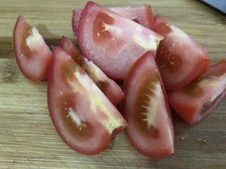 西红柿香菇汤,西红柿洗洗切小块