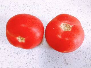 红烧牛腩,准备两个番茄。