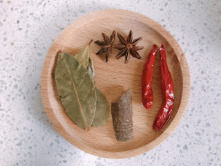红烧牛腩,准备香叶，八角，桂皮，干辣椒。