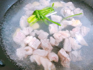 红烧牛腩,锅内烧开热水，放入葱结姜片料酒，加入牛腩，煮出浮末，捞起来备用。