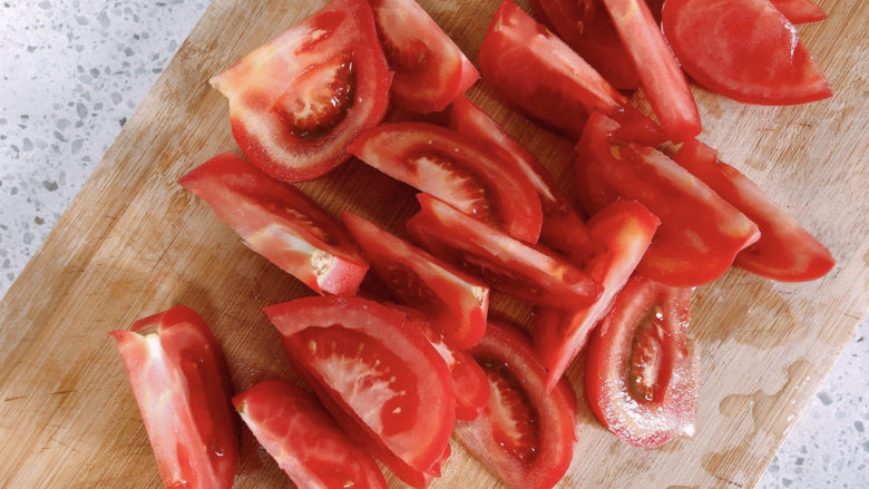 红烧牛腩,番茄切成段备用。
