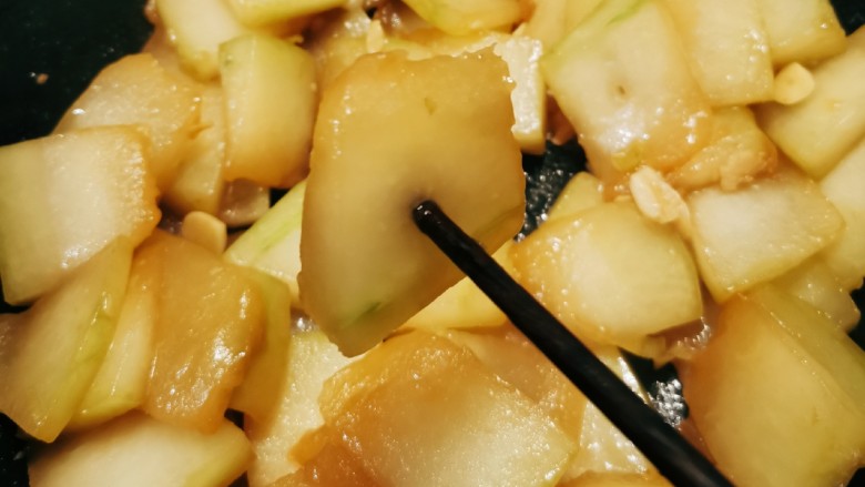 蚝油冬瓜,用筷子试一下成熟程度。