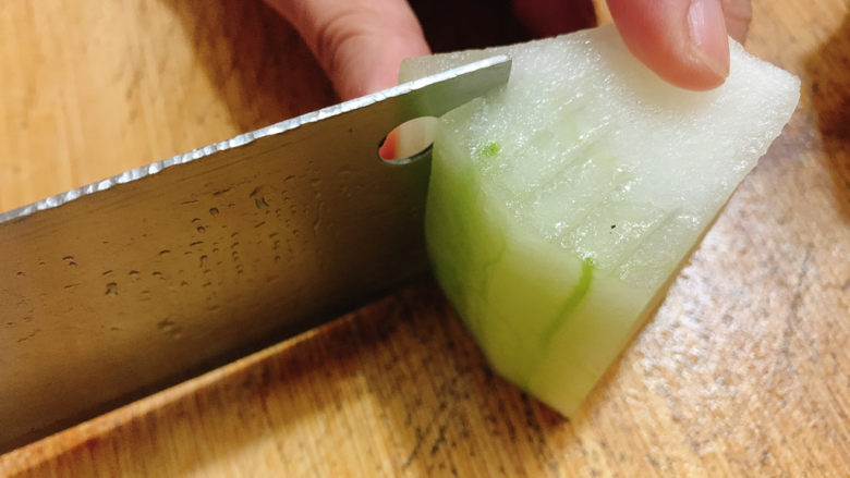 蚝油冬瓜,在冬瓜外皮部分，打上约大拇指指甲盖宽度的花刀。