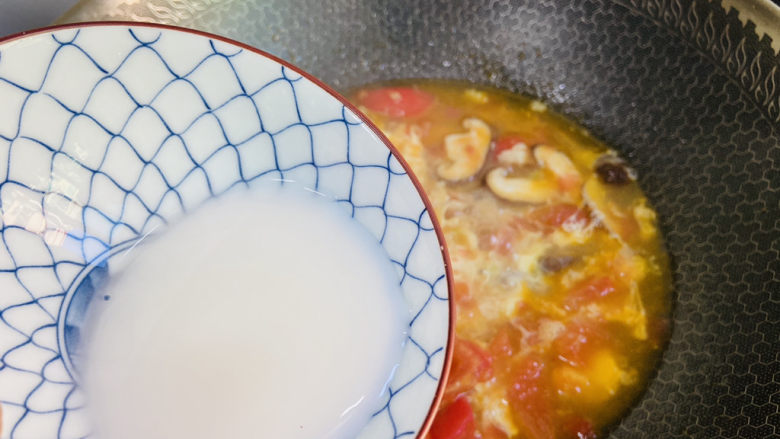 西红柿香菇汤,水淀粉勾芡