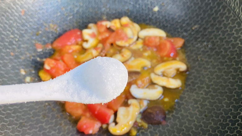 西红柿香菇汤,根据个人口味加入适量