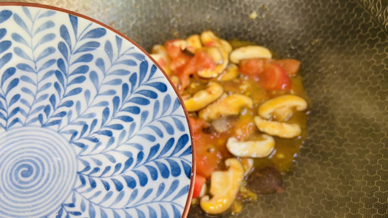 西红柿香菇汤,加入两碗热水，水量根据个人喜好添加