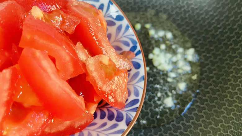 西红柿香菇汤,放入西红柿