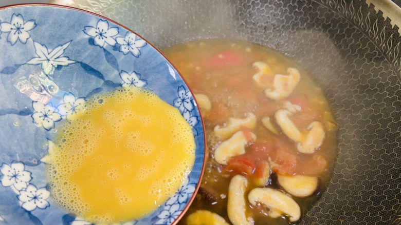西红柿香菇汤,淋入鸡蛋液