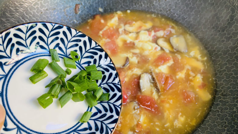 西红柿香菇汤,入葱花