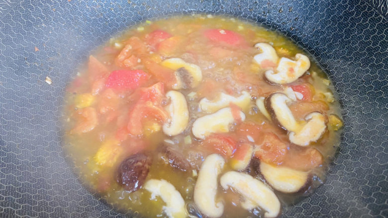 西红柿香菇汤,大火烧开转中火煮三分钟