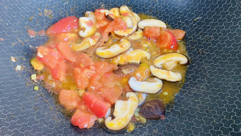 西红柿香菇汤,翻炒均匀