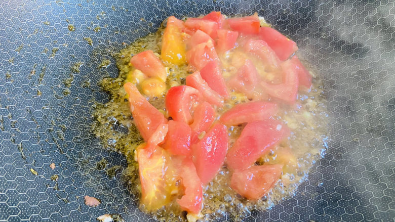 西红柿香菇汤,翻炒片刻