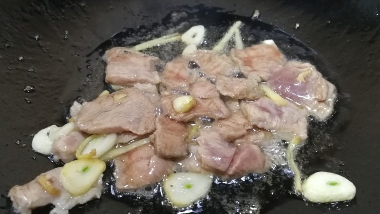 香菇肉片,放入肉片，文火炒散炒熟。