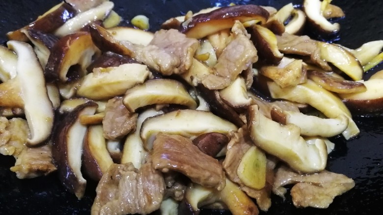 香菇肉片,文火翻炒均匀，炒出香菇香味。