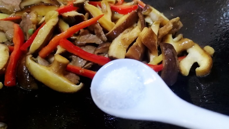 香菇肉片,加半小勺盐，文火炒匀即可。