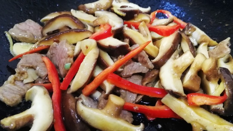香菇肉片,放入红椒丝，文火翻炒均匀。