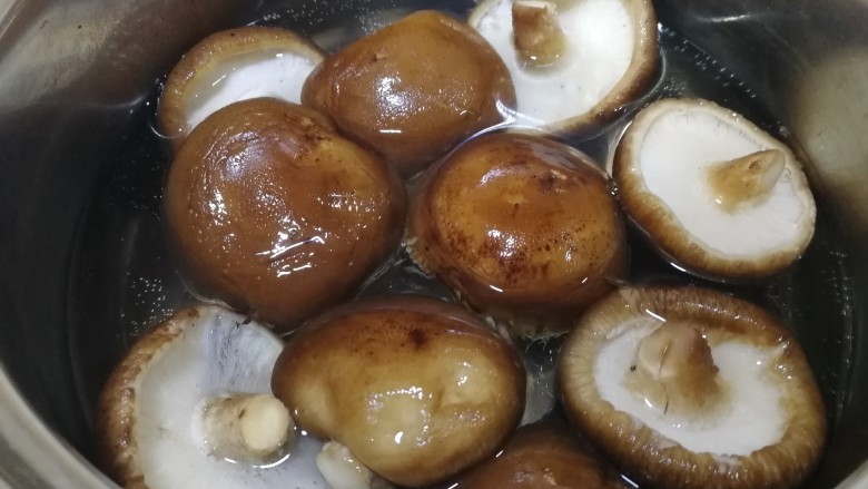香菇肉片,小苏打温水里泡一会儿。
