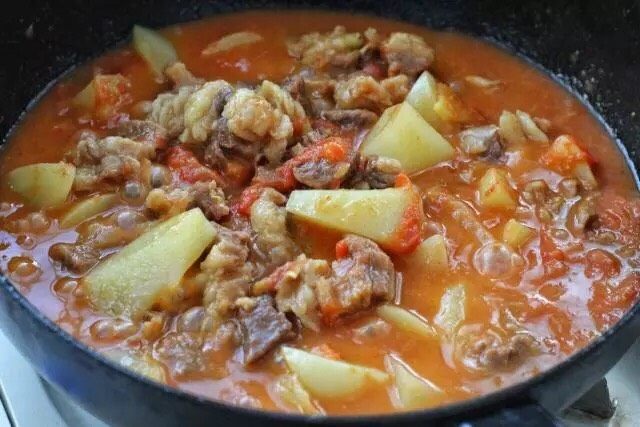 红烧牛腩,待西红柿完全融入汤汁里、土豆软熟时按照个人口味调入盐，改大火翻炒收汁。