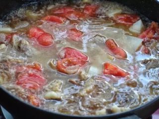 红烧牛腩,牛肉炖至熟烂后放入土豆和西红柿，再加入冰糖搅拌均匀，继续炖煮15-20分钟。